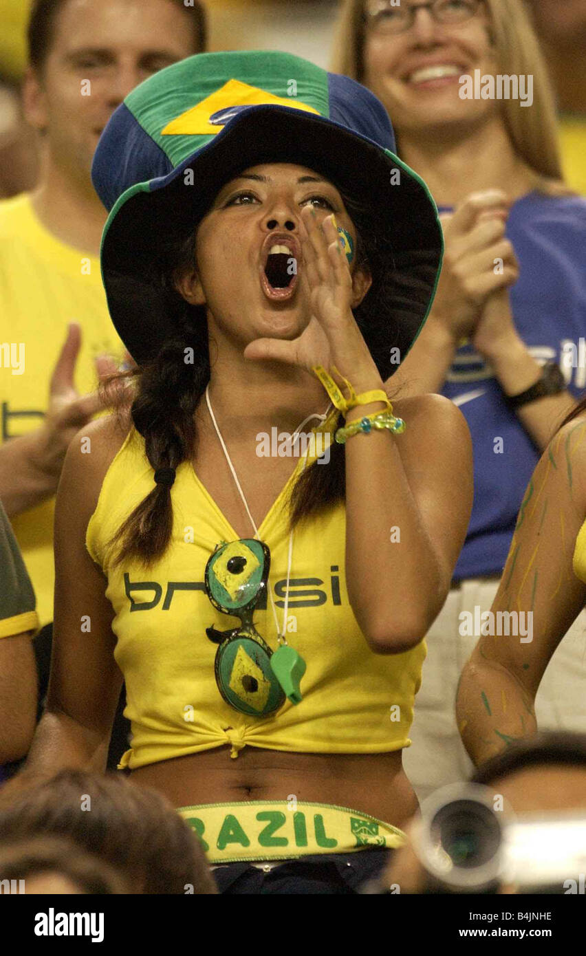 Femmina fan brasiliano World Cup Giappone/Corea Giugno 2002 ragazza Samba Brasile di ventilatori in Brasile v Belgio corrispondono a Kobe. Il calcio brasiliano appassionati sostenitori ©Mirrorpix Foto Stock