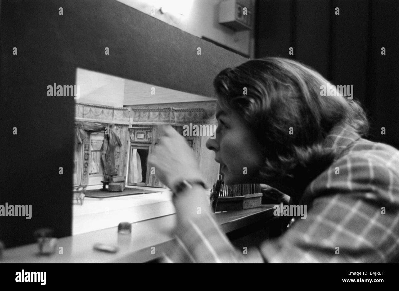 Ingrid Bergman è affascinato con il replicia della scena per il gioco sarà fissando in chiamato un mese nel paese 1965 Y2K Foto Stock