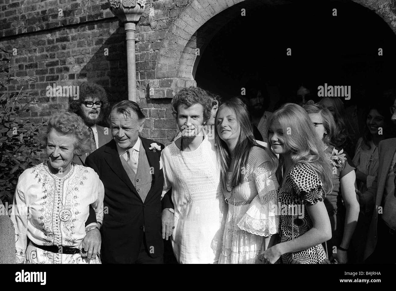 John Mills con sua moglie in occasione delle nozze di suo figlio Gionathan a Christine Twaites anche con loro è figlia dell'attrice Hayley Mills Ottobre 1971 Y2K Foto Stock