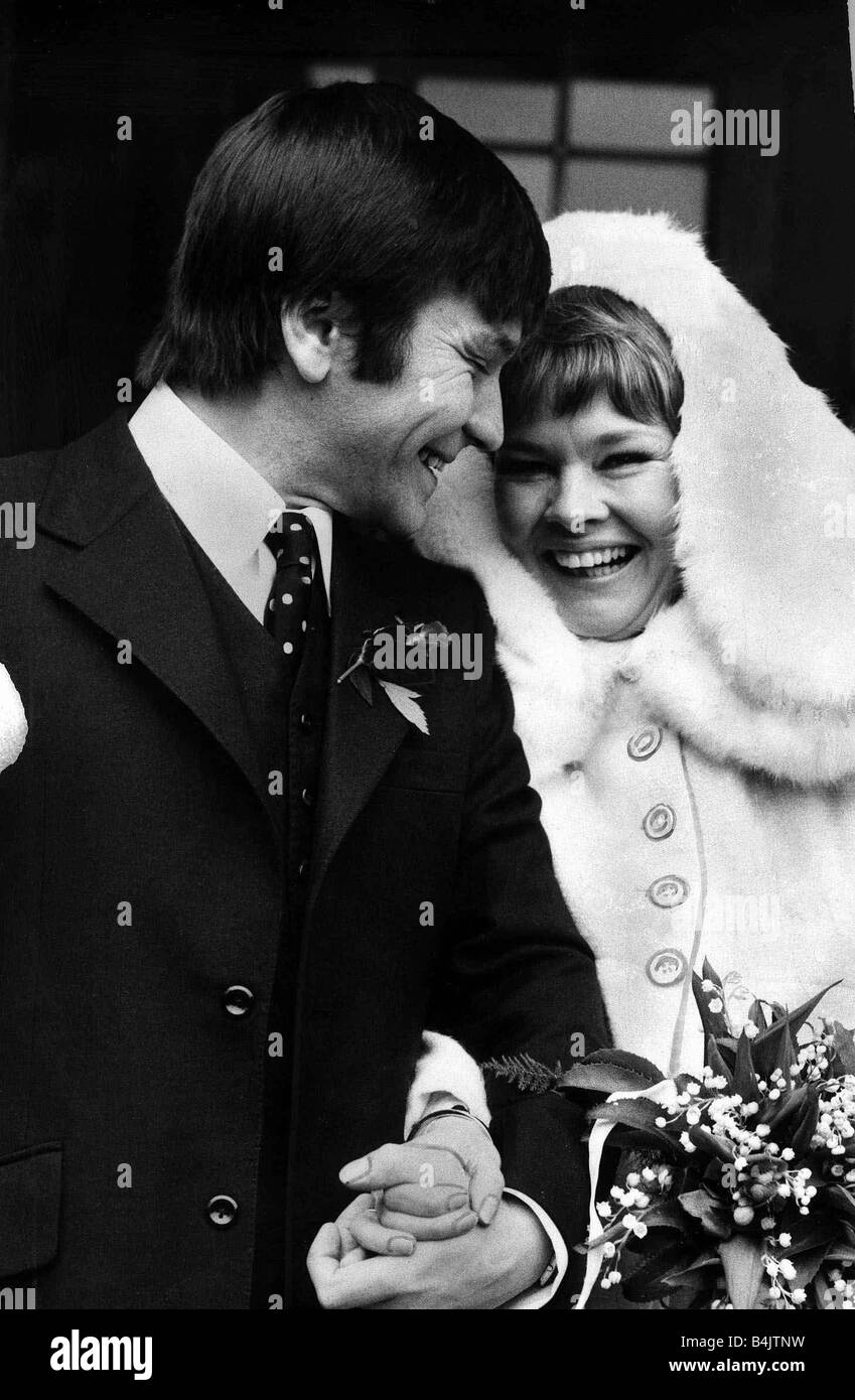 Judi Dench nozze attore Michael Williams Febbraio 1971 presso il St Mary s chiesa cattolica Holly luogo Hampstead Foto Stock