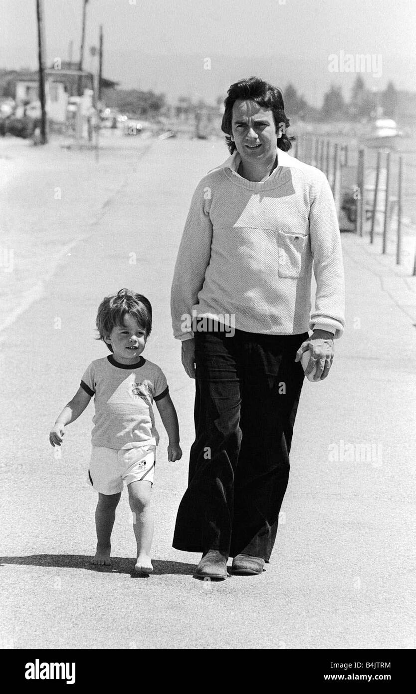 Dudley Moore Aug 1978 attore comico e pianista con i suoi due anni e mezzo il vecchio figlio Patrick Foto Stock