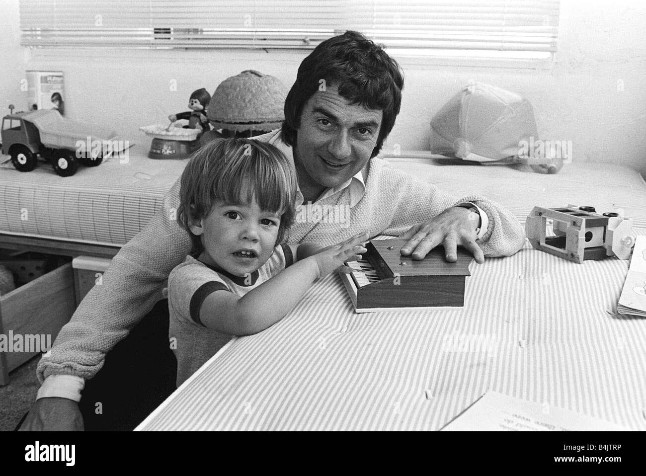 Dudley Moore Aug 1978 attore comico e pianista con i suoi due anni e mezzo il vecchio figlio Patrick Foto Stock
