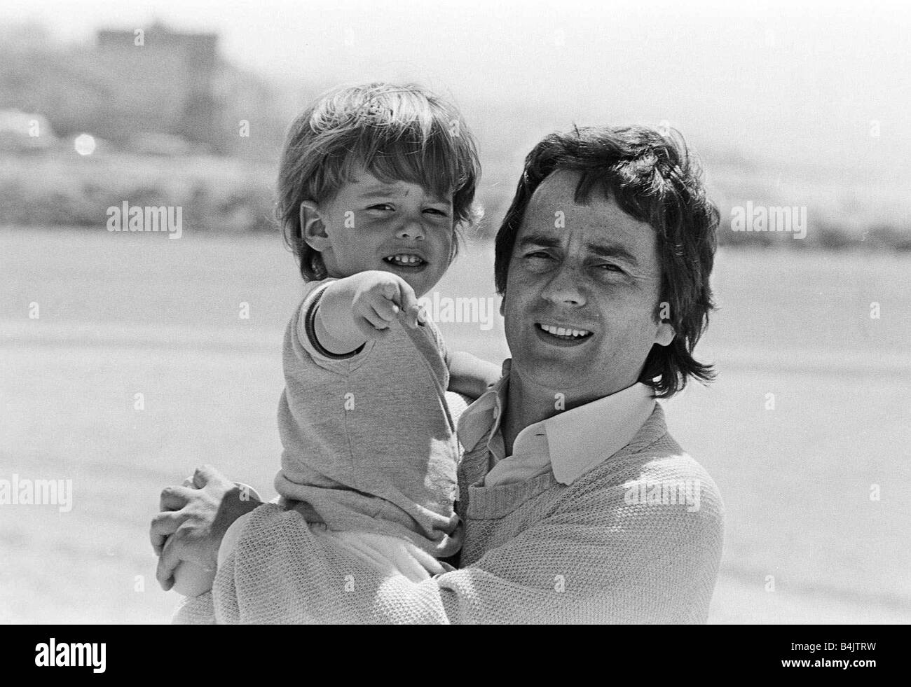 Dudley Moore Aug 1978 attore comico e pianista con i suoi due anni e mezzo il vecchio figlio Patrick Foto Stock