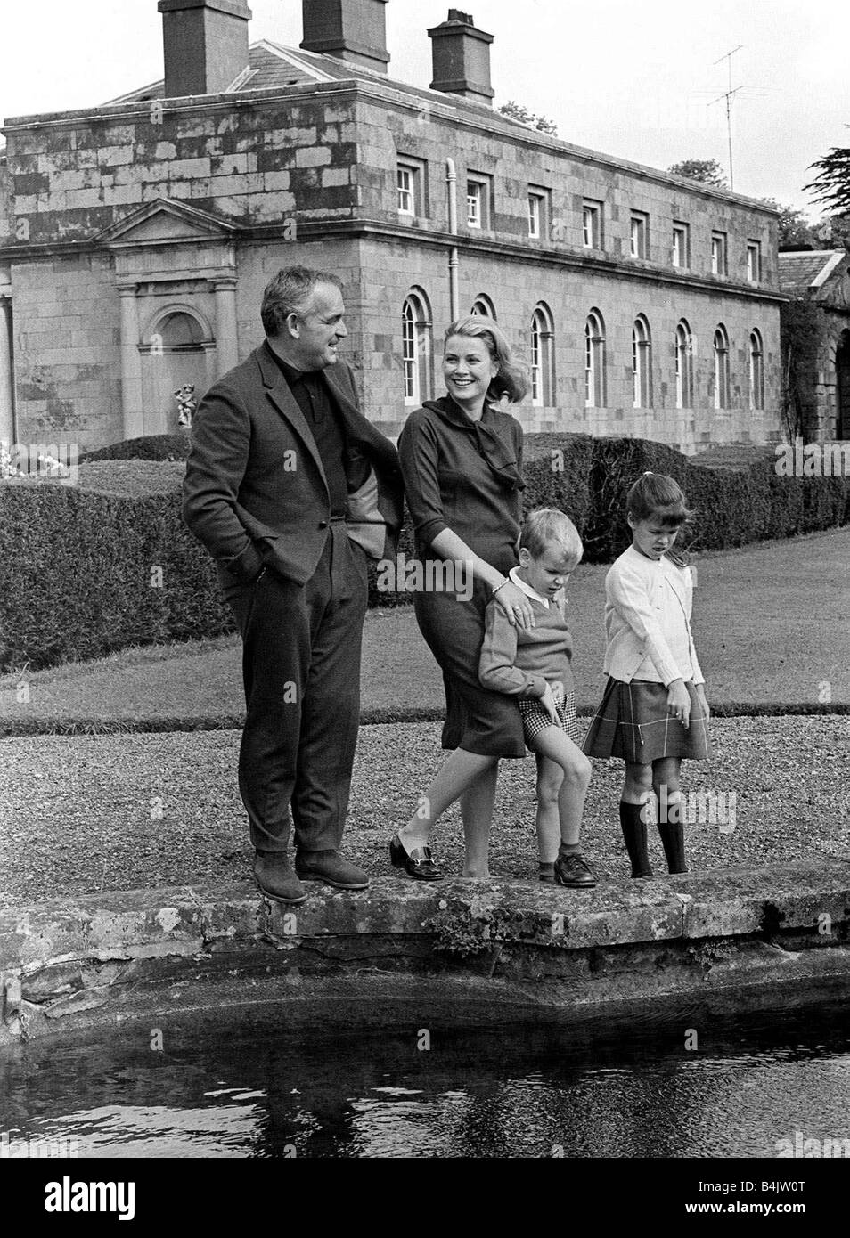 Il Principe Ranieri con la Principessa Grace e i loro figli il Principe Alberto e la Principessa Caroline in vacanza in Irlanda LAFjan05 23nd gennaio segna il compleanno della Principessa Carolina di Monaco nato nel 1957 Foto Stock