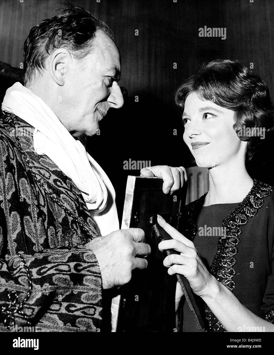 Anna Massey attrice con Sir John Gielgud in una scena da riprodurre l'ultima barzelletta Foto Stock