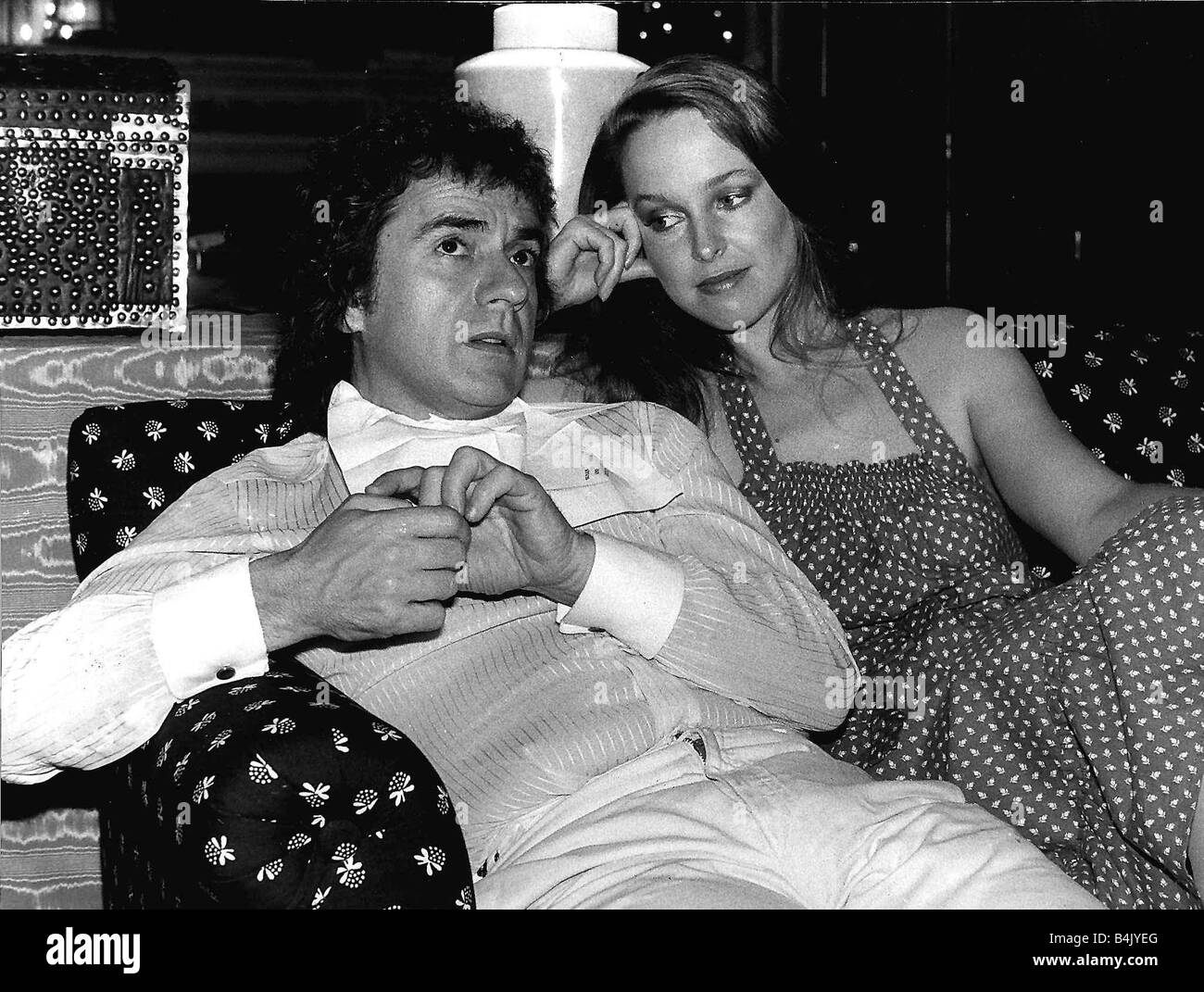 Jill Eikenberry seduta su un divano con Dudley Moore attore e cantante dbase Foto Stock