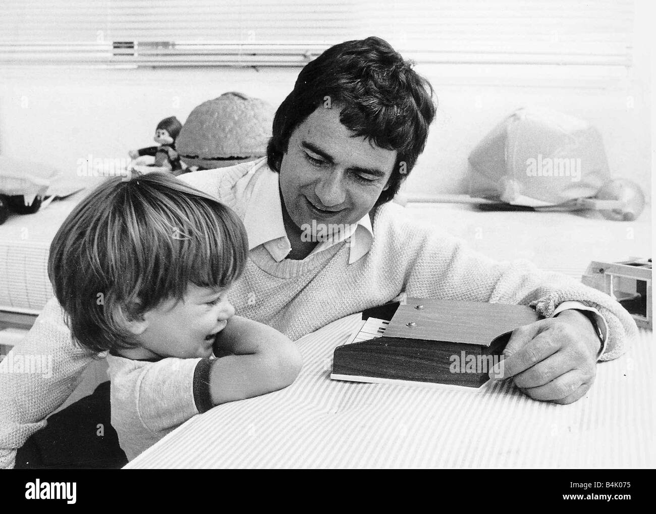 Dudley Moore Settembre 1978 attore comico e pianista con i suoi due anni e mezzo il vecchio figlio Patrick Foto Stock