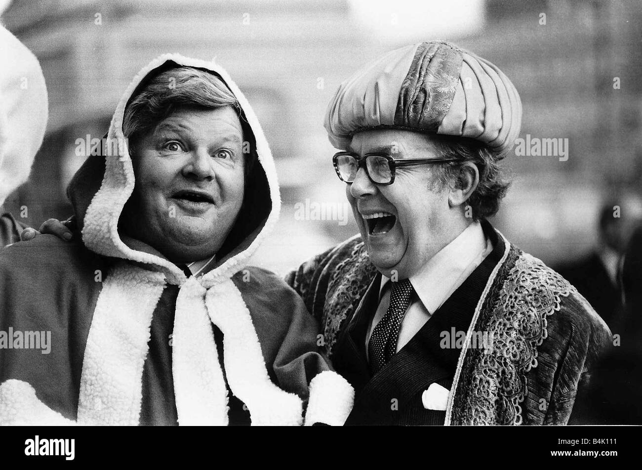 Benny Hill comico attore scherzando con Eric Morecambe dopo che erano stati entrambi in ospedale unendo la line up di Thames TV Xmas Foto Stock