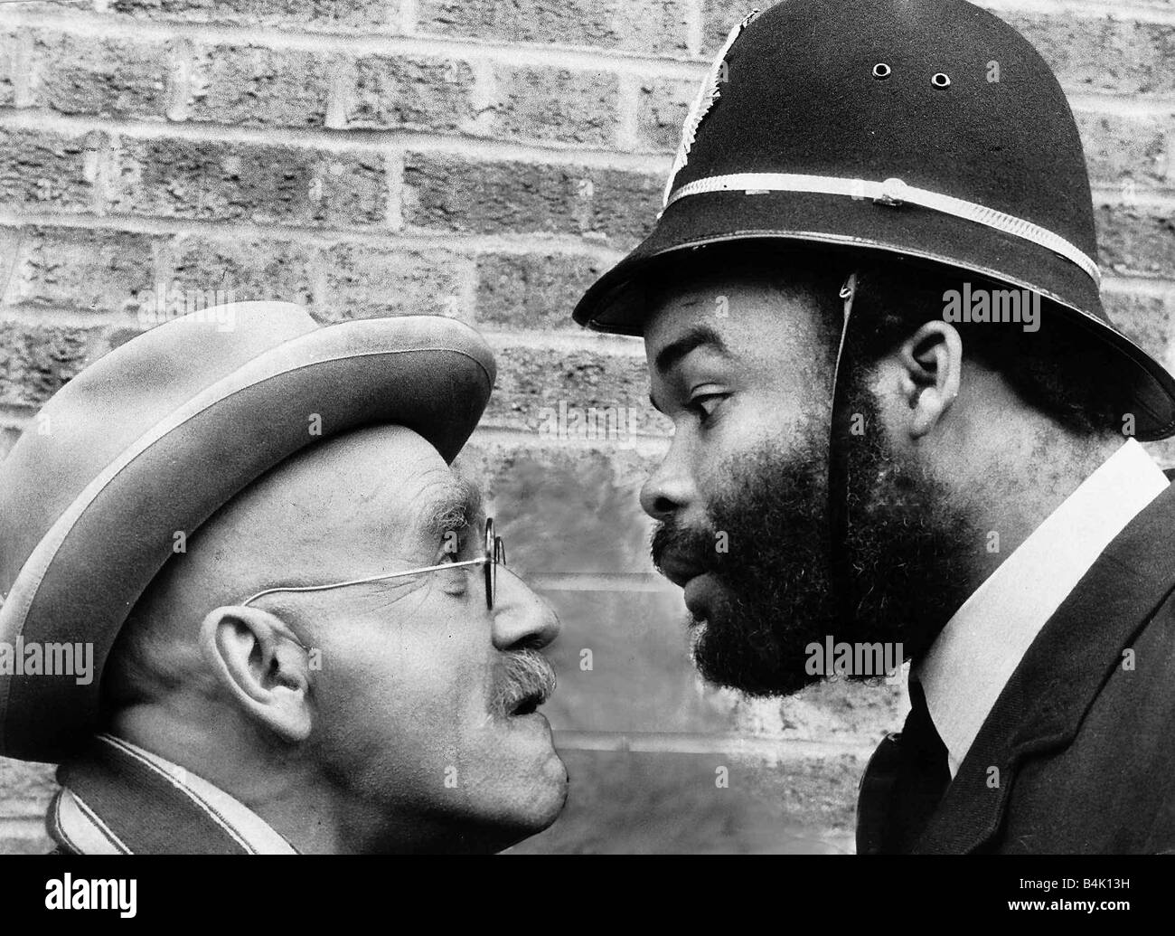 Warren Mitchell e Alfie Bass a Wapping le riprese di Ottobre 1975 Foto Stock