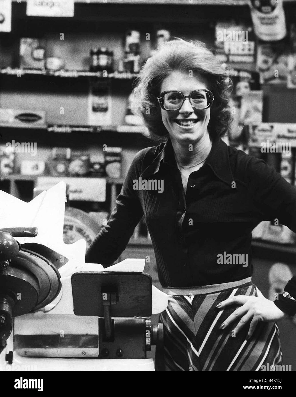 Madge Hindle attrice raffigurata nell'angolo Shop Apr 1976 set del programma TV Coronation Street Foto Stock