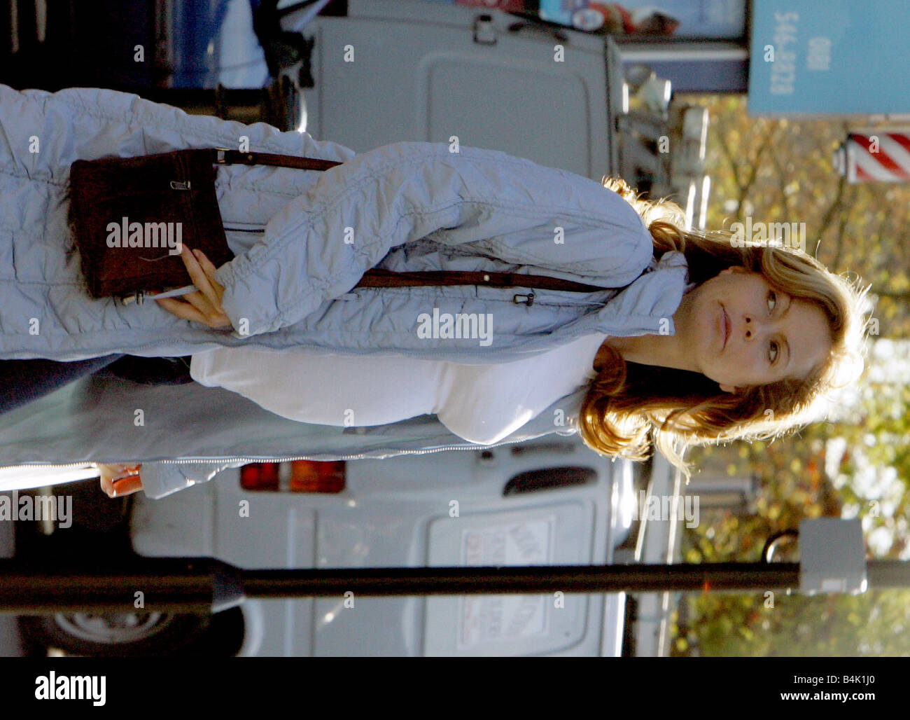 Incinta Coronation Street attrice Tracy Shaw passi per una macchia di trattamenti di bellezza e un negozio di rapido presso il negozio di generi alimentari e fornai 26 Ottobre 2004 Foto Stock