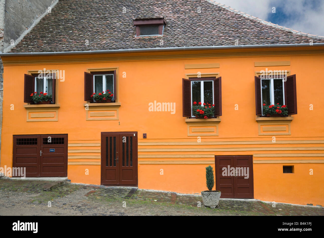 Sighisoara Transilvania Romania Europa vivacemente colorato del XVI secolo burgher house con finestre con persiane in cittadella medioevale Foto Stock