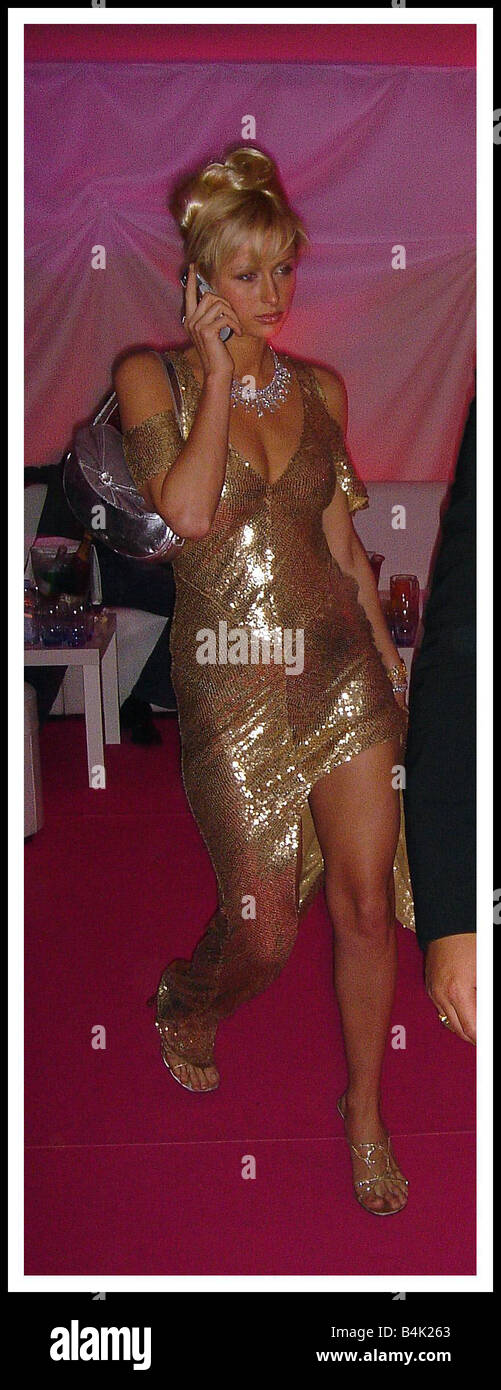 Paris Hilton in pegno questo partito al Cannes Film Festival Maggio 2005 arriva a Parigi per il suo stesso partito e lascia dopo 2 minuti indossando scintillanti abito in oro e diamante gioielli Foto Stock