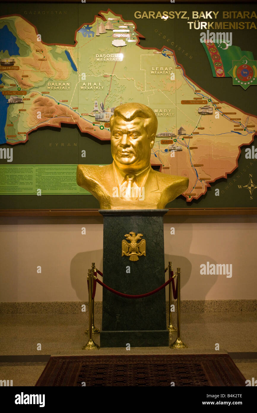 Busto di Saparmurat Niyazov ex presidente a vita del Turkmenistan, nel museo presidenziale di Aşgabat, Turkmenistan Foto Stock