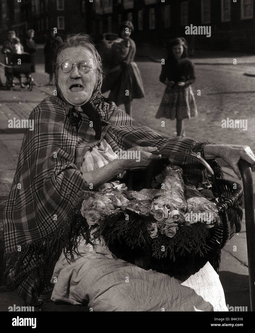 Sarah Burke invecchiato 78 venditore di fiori nel febbraio 1961 vende i fiori per le strade di Liverpool Foto Stock