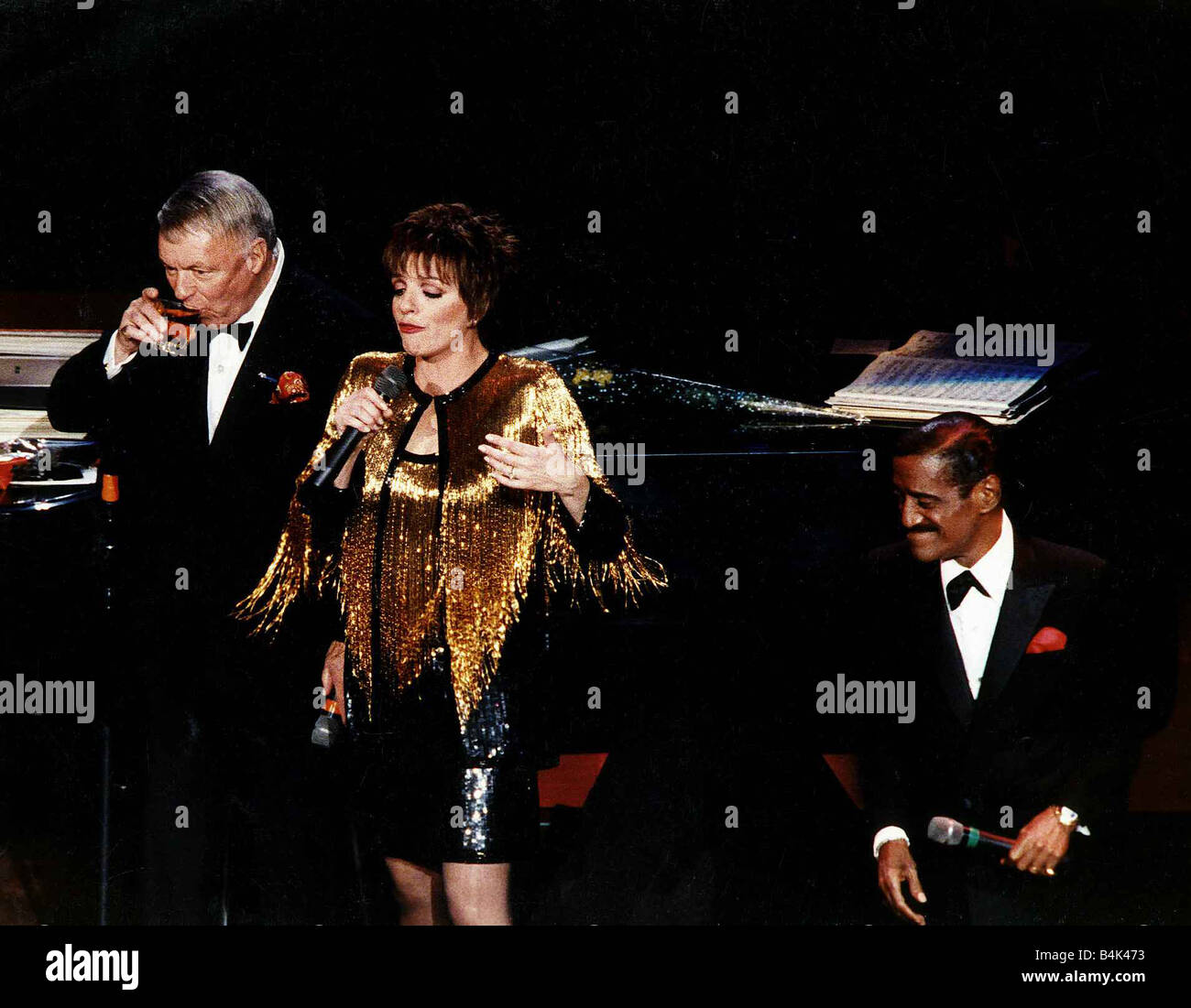 Frank Sinatra cantante e actoron stadio con Liza Minnelli e Sammy Davis Jnr Aprile 1989 Dbase Foto Stock