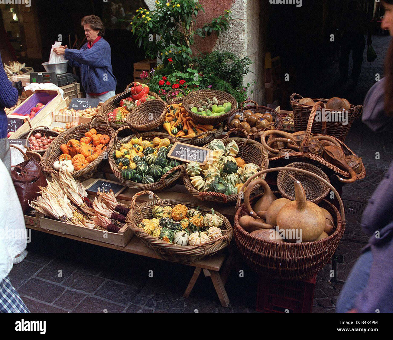 Francia Annecy diversi tipi di zucche in vendita nel mercato locale a Annecy Ginevra Foto Stock