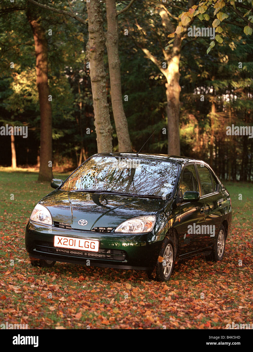 Auto di Toyota Prius Ottobre 2000 verde auto X201 IGG numero di immatricolazione Foto Stock