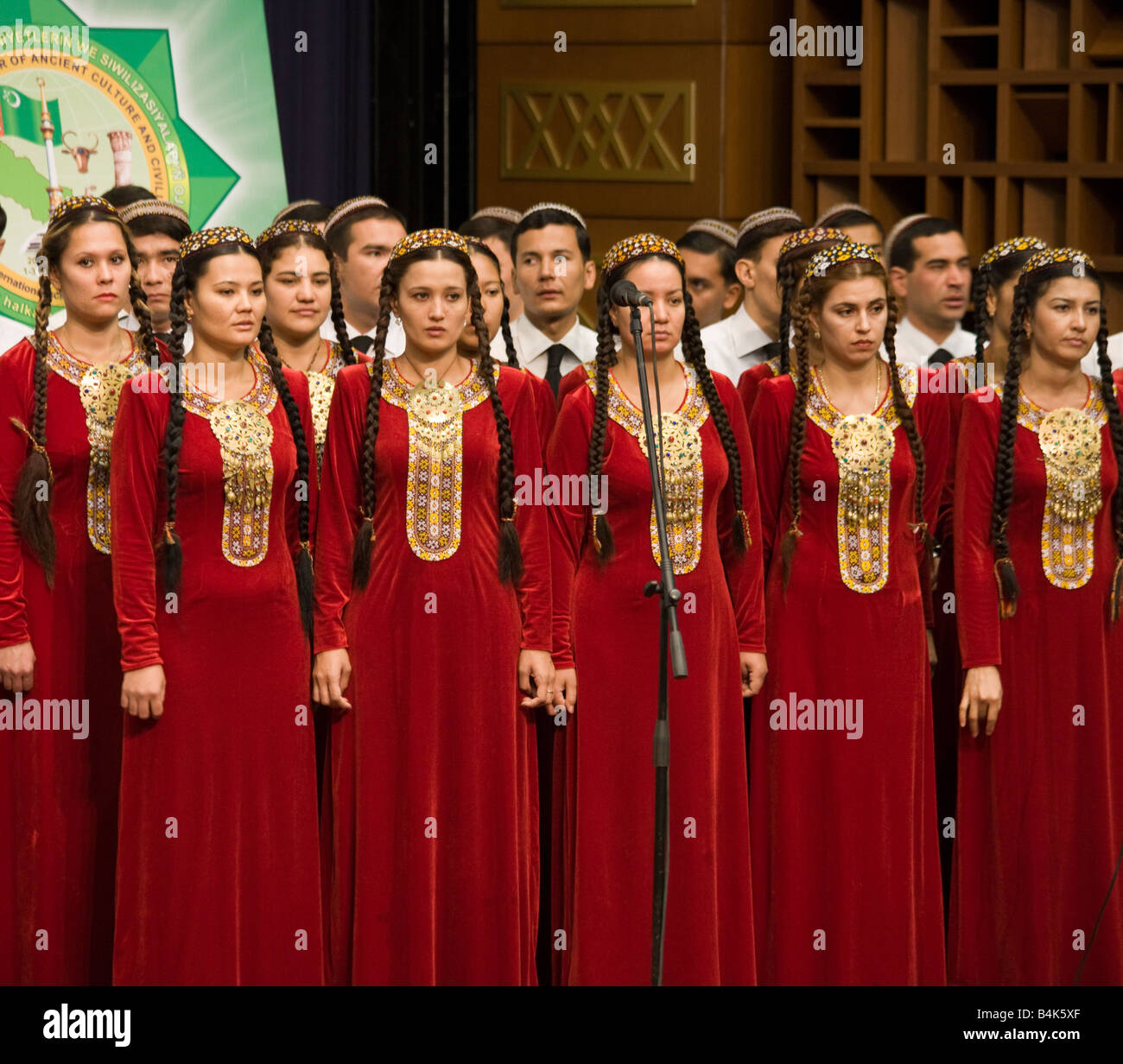Coro in costume nativa in apertura della conferenza internazionale, Ashqabat, Turkmenistan Foto Stock