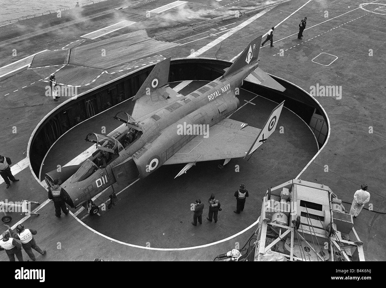 Aeromobile HMS Ark Royal Fleet Air Arm Aug 1971 McDonnell Douglas Phantom FG1 F 4K XV587 della Royal Navy s Fleet Air Arm 892 Sqd si abbassa sul ponte elevatore per lo stoccaggio a bordo del veicolo Aircaft HMS Ark Royal LFEY003 Volo100 Foto Stock