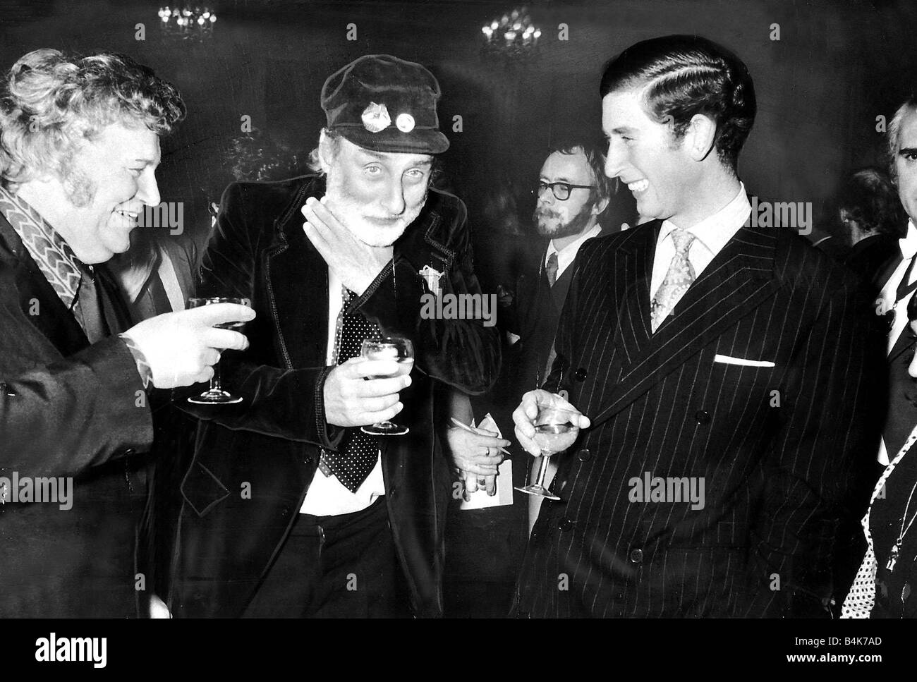 Il principe Charles frequentando il lancio del nuovo libro Goon presso l'eccentrico club di Londra presso la reception ha incontrato Spike Milligan e Sir Harry Seacombe 30 Novembre 1973 Foto Stock
