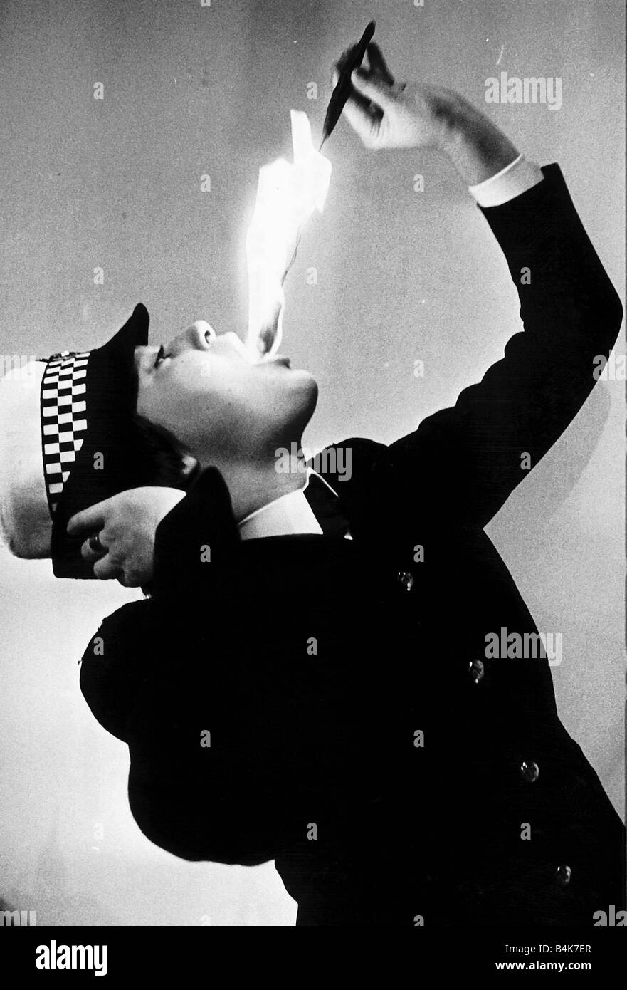 La polizia di Constable Carol Hotlips Lane ha imparato l'arte del fuoco di mangiare da suo padre un dilettante club intrattenitore ex regina di bellezza da Torquay Devon ha recentemente completato la sua formazione di base e ha dimostrato il suo talento in un paio di concerti Dbase MSI Foto Stock