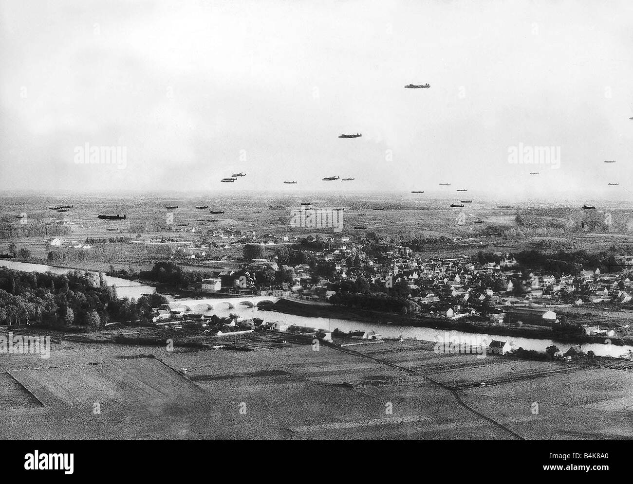 94 Avro Lancaster bombardieri volare attraverso campagna francese sul modo di attaccare la Schneider lavora a Le Creusot il velivolo ha volato al di sotto di 300ft fino ad arrivare al loro bersaglio durante il WW2 raid 1942 Foto Stock