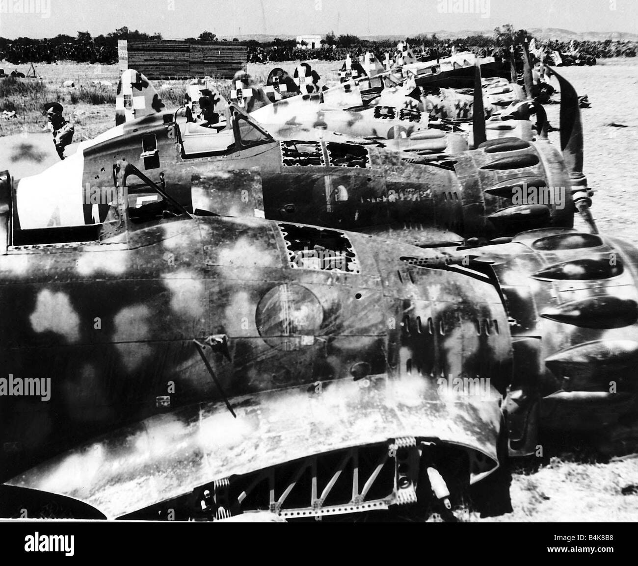 Forza Aerea Italiana Macchi fighter aircraft in scrapyard dopo essere stato distrutto in unità alleate attraverso la Tunisia e la Sicilia WW2 1943 Foto Stock
