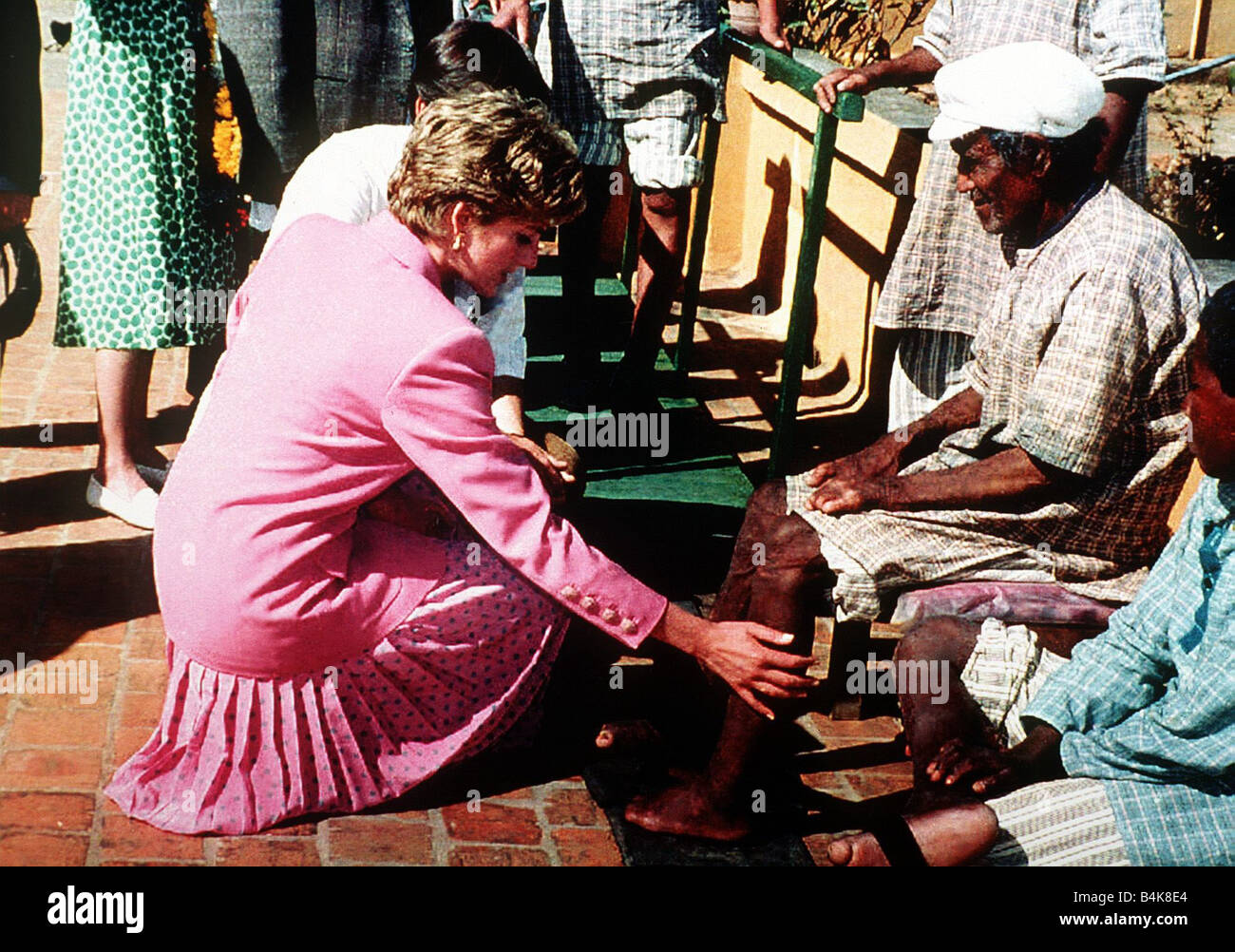 La principessa Diana visite lebbra missione in Nepal Marzo 1993 toccando un lebbroso mentre a casa Hiunchuli mentre sul suo tour dell Asia Foto Stock