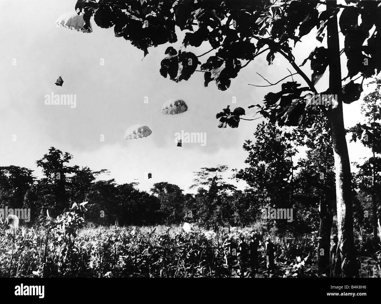 Forniture militari essendo scesa da paracadute nella campagna francese dalla RAF durante WW2 Foto Stock