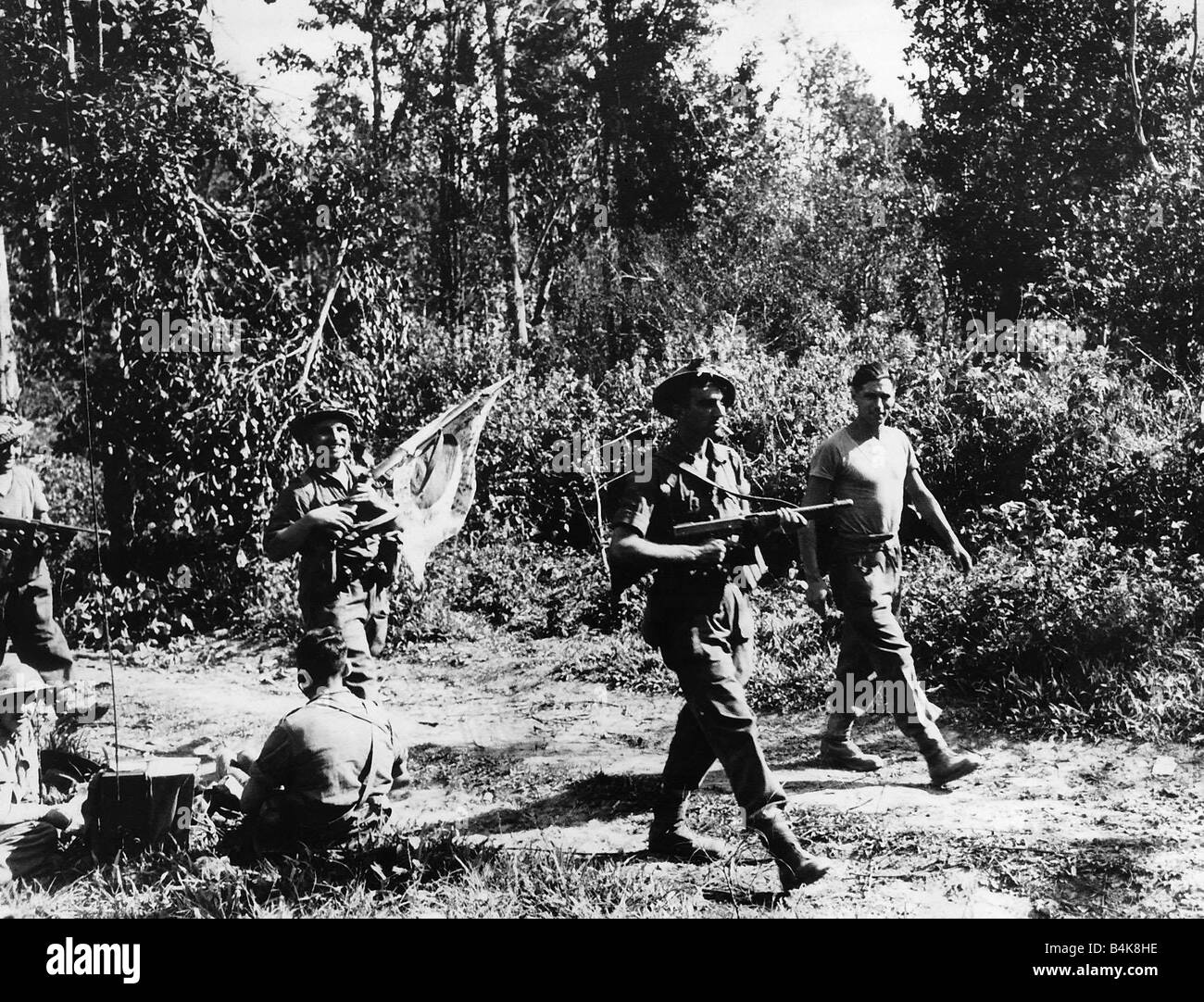 Lt HP Curry nella manica corta jersey Sgt un Clynch privato Glasser M E M Murphy della British 36th Division celebrare la cattura della stazione Pinwe nella Birmania settentrionale WW2 Foto Stock