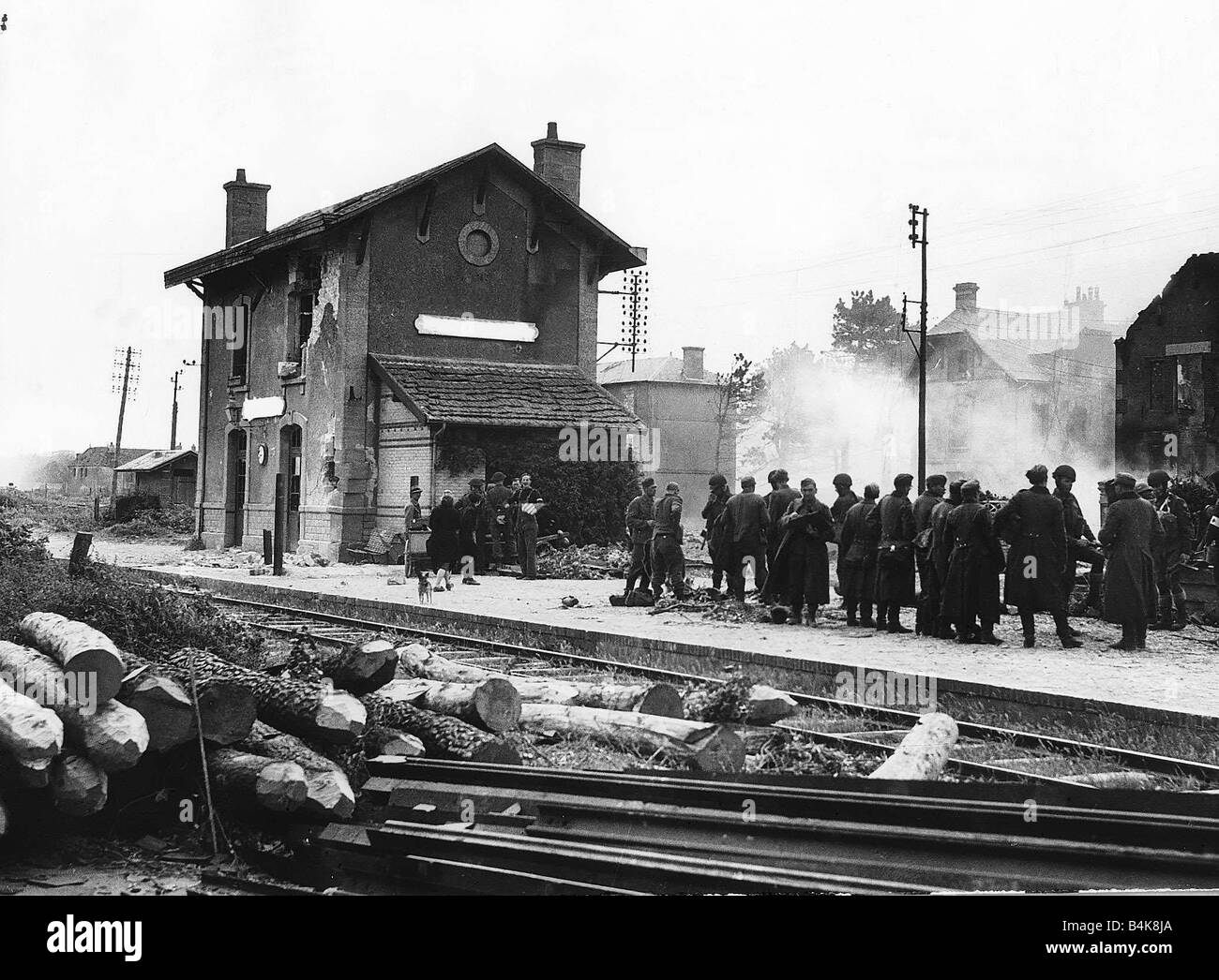 I soldati tedeschi catturato dai canadesi in attesa su di una piattaforma ferroviaria per il trasporto ad un campo di prigionia durante il WW2 1944 Foto Stock