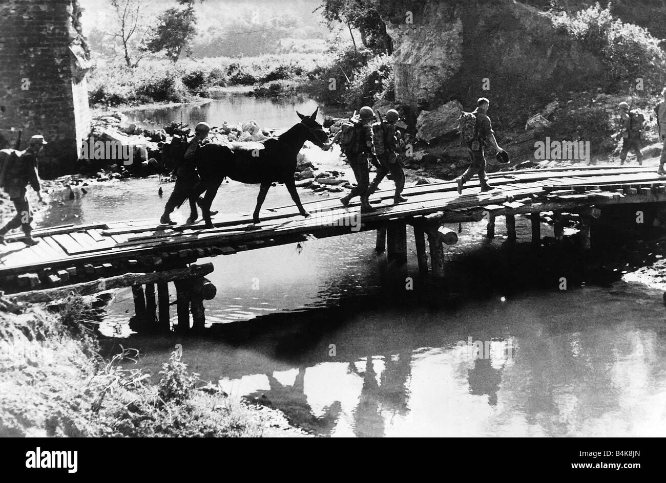 Fanteria americana di Marte Task Force attraversare ponte temporaneo in Birmania durante il WW2 Foto Stock