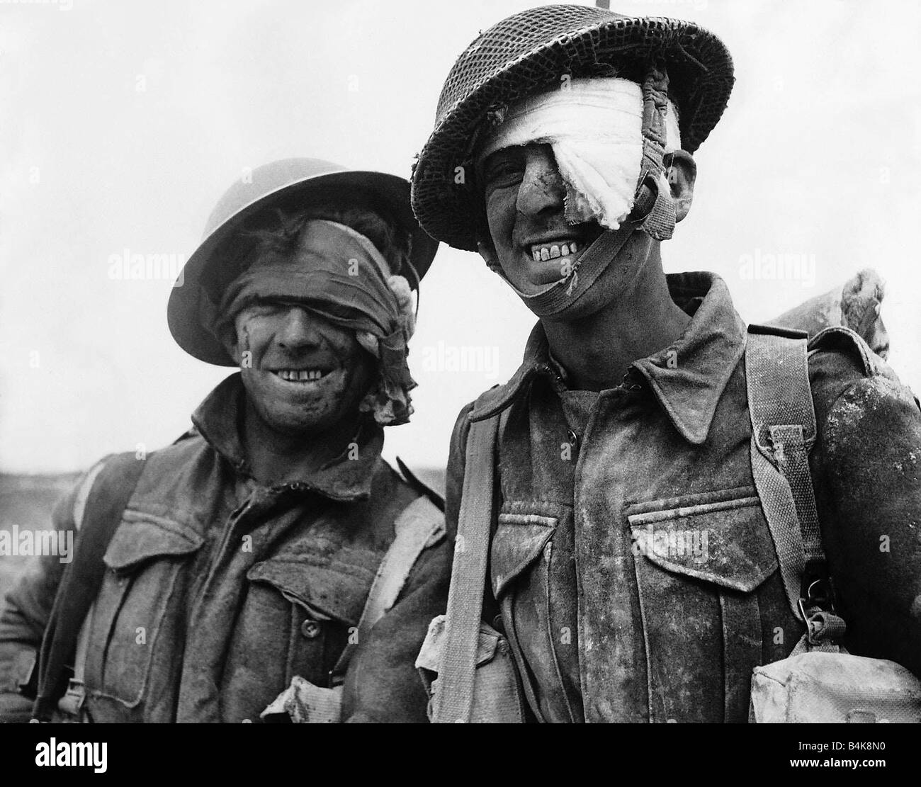 I soldati della British Army 8 raffazzonato ma ancora sorridendo dopo aver preso parte ad una azione di successo WW2 Foto Stock