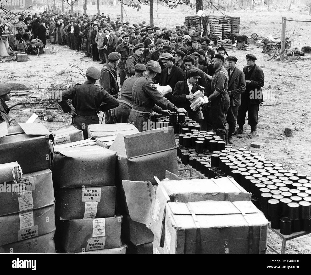 Eserciti alleati in un acquisite città sul Reno ha trovato di razioni alimentari lasciati dai Tedeschi in ritirata queste razioni alimentari sono stati rilasciati agli sfollati russi poli francese e olandese per i rifugiati tedeschi WW2 1945 Foto Stock