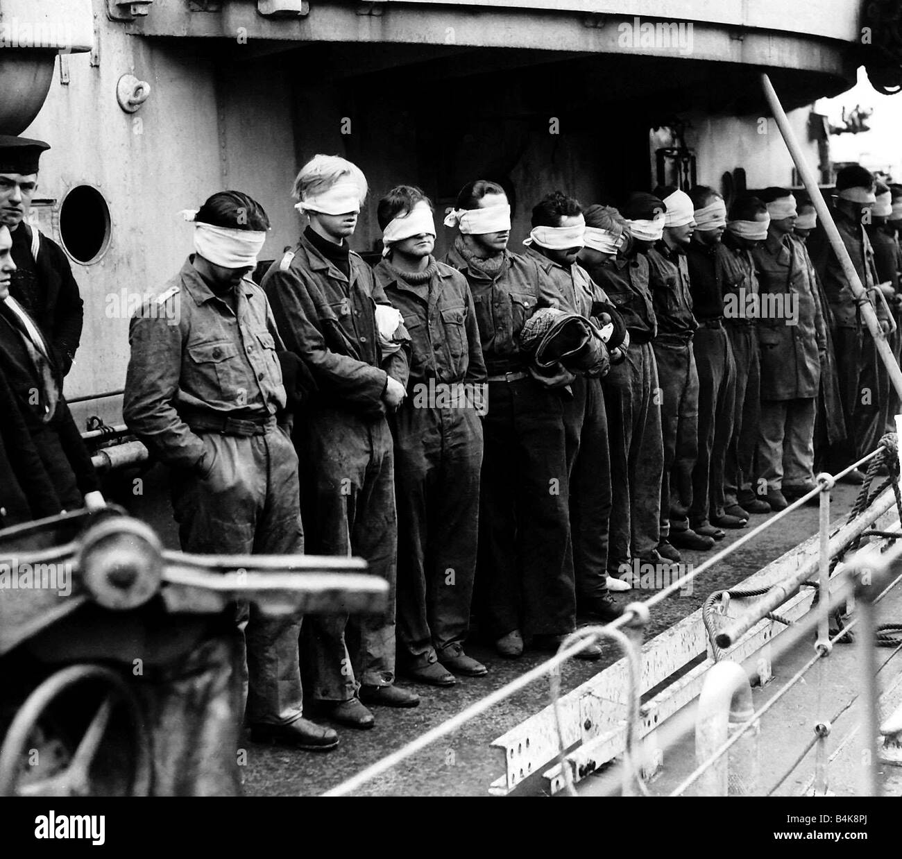 WW2 prigionieri tedeschi sono gli occhi bendati 1943 come essi vengono portati a bordo di una nave da guerra britannica dopo la loro barca U fu affondato Foto Stock