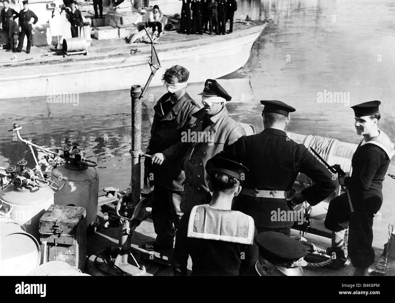 WW2 prigionieri tedeschi a occhi bendati come essi arrivano in un porto britannico 1943 Foto Stock