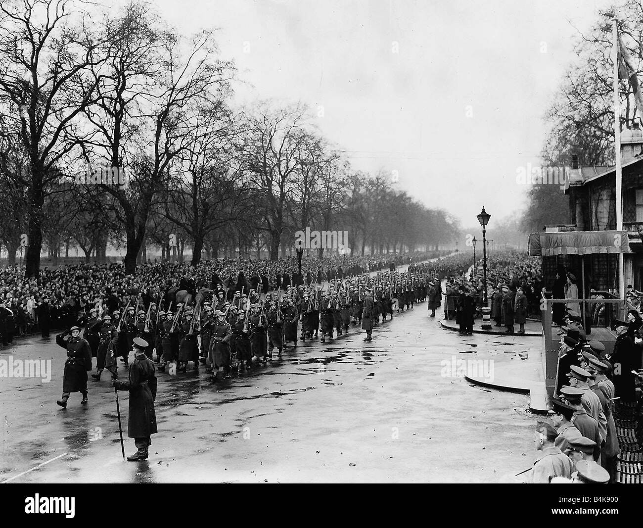 WW2 Home Guard salutando il re Dic 44 al gate di Stanhope Hyde Park Foto Stock