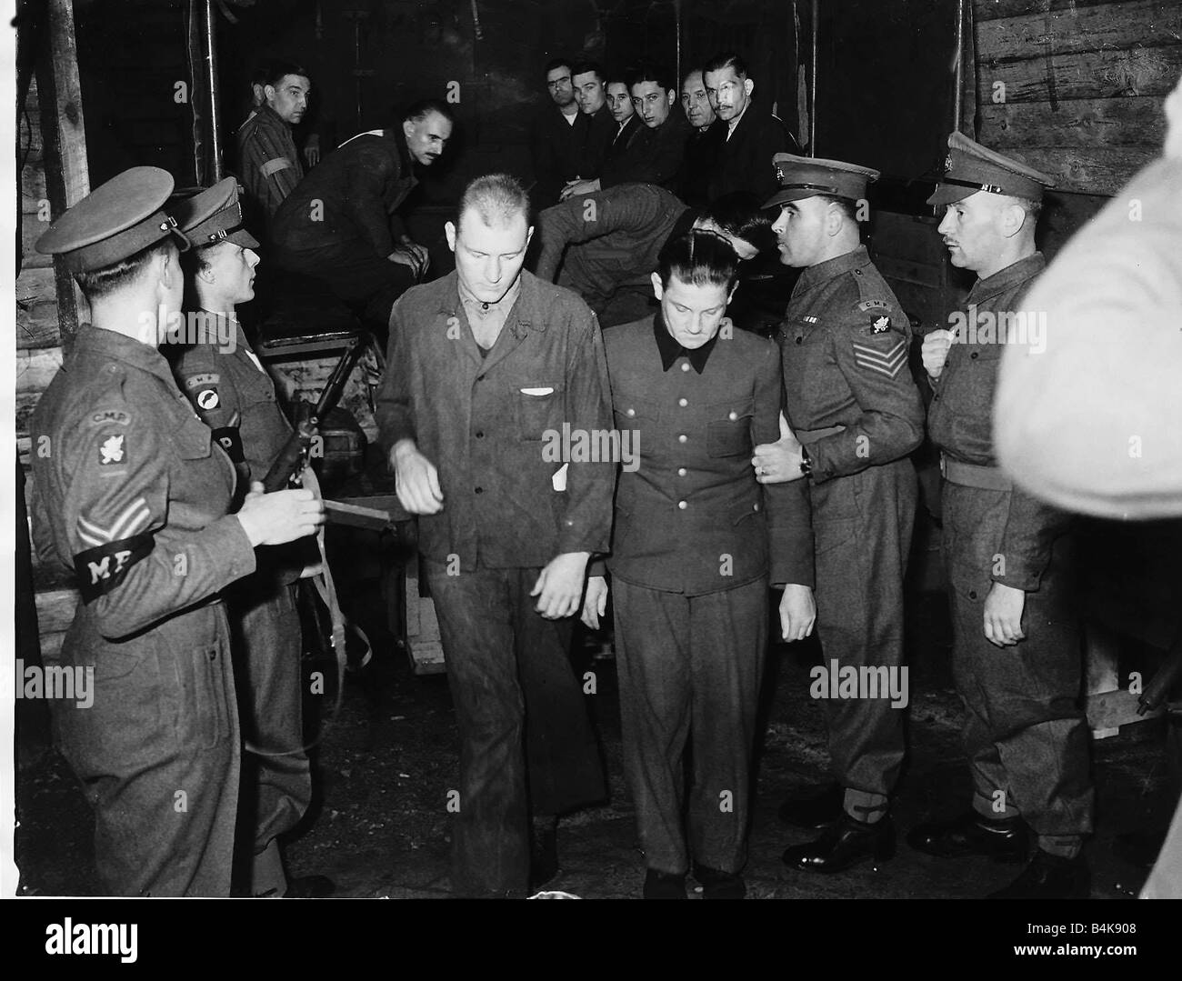 WW2 SETTEMBRE 1945 Josef Kramer tra i criminali di guerra che arrivano a Luneberg per Belsen prove 27 Gennaio è il memoriale dell'Olocausto e il giorno anniversario della liberazione del campo di concentramento di Auschwitz da parte della Russia nel 1945 di oltre sei milioni di persone sono morte in Nazi nei campi della morte durante la seconda guerra mondiale LAFJan05 Foto Stock