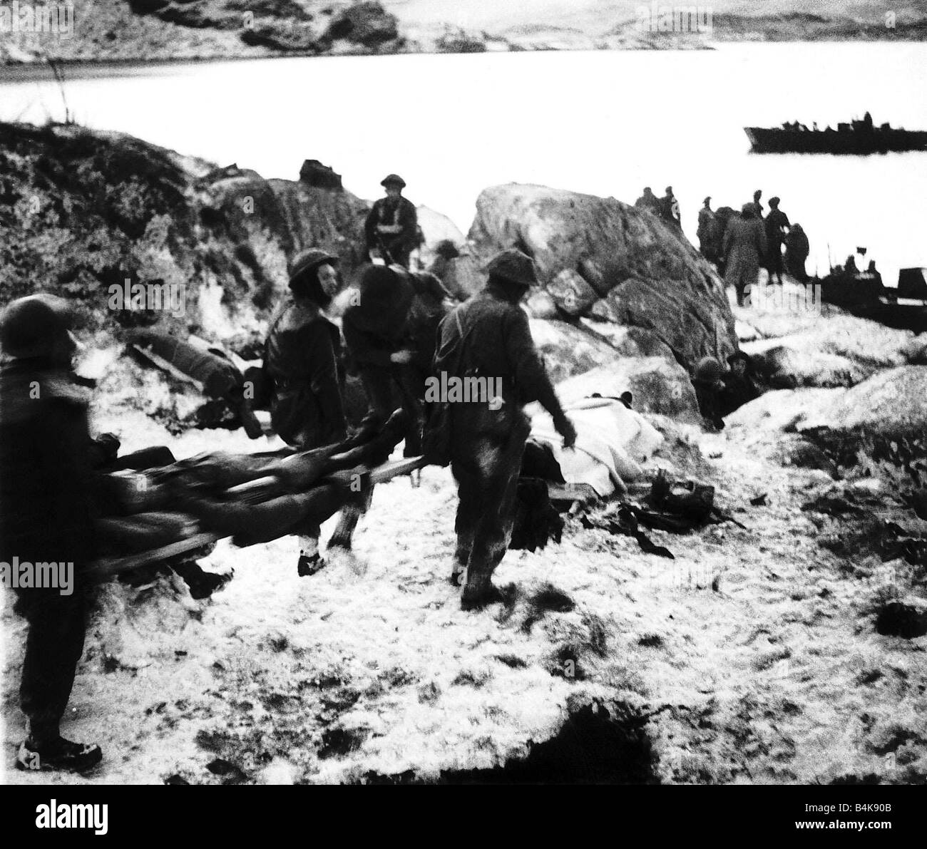 Feriti prigioniero tedesco che vengono adottate per la medicazione avanzata alla stazione Maaloy dopo un successo di British raid su basi di tedesco in Vaagso e isole Maaloy Norvegia 1941 WW2 Foto Stock