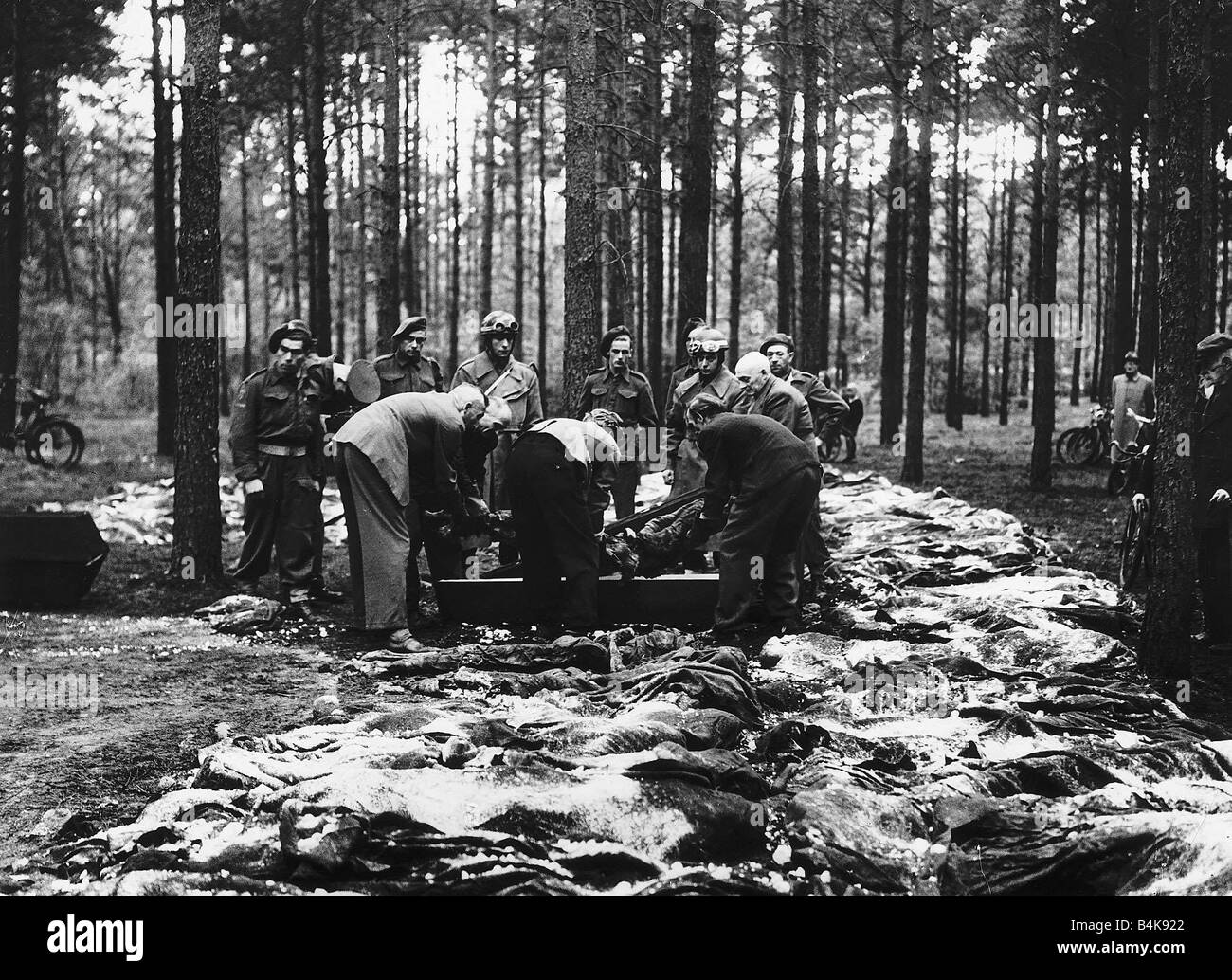 WW2 Luneburg crimini di guerra nazista 1945 funzionari sono stati realizzati a seppellire più di 240 delle loro vittime in un legno Foto Stock
