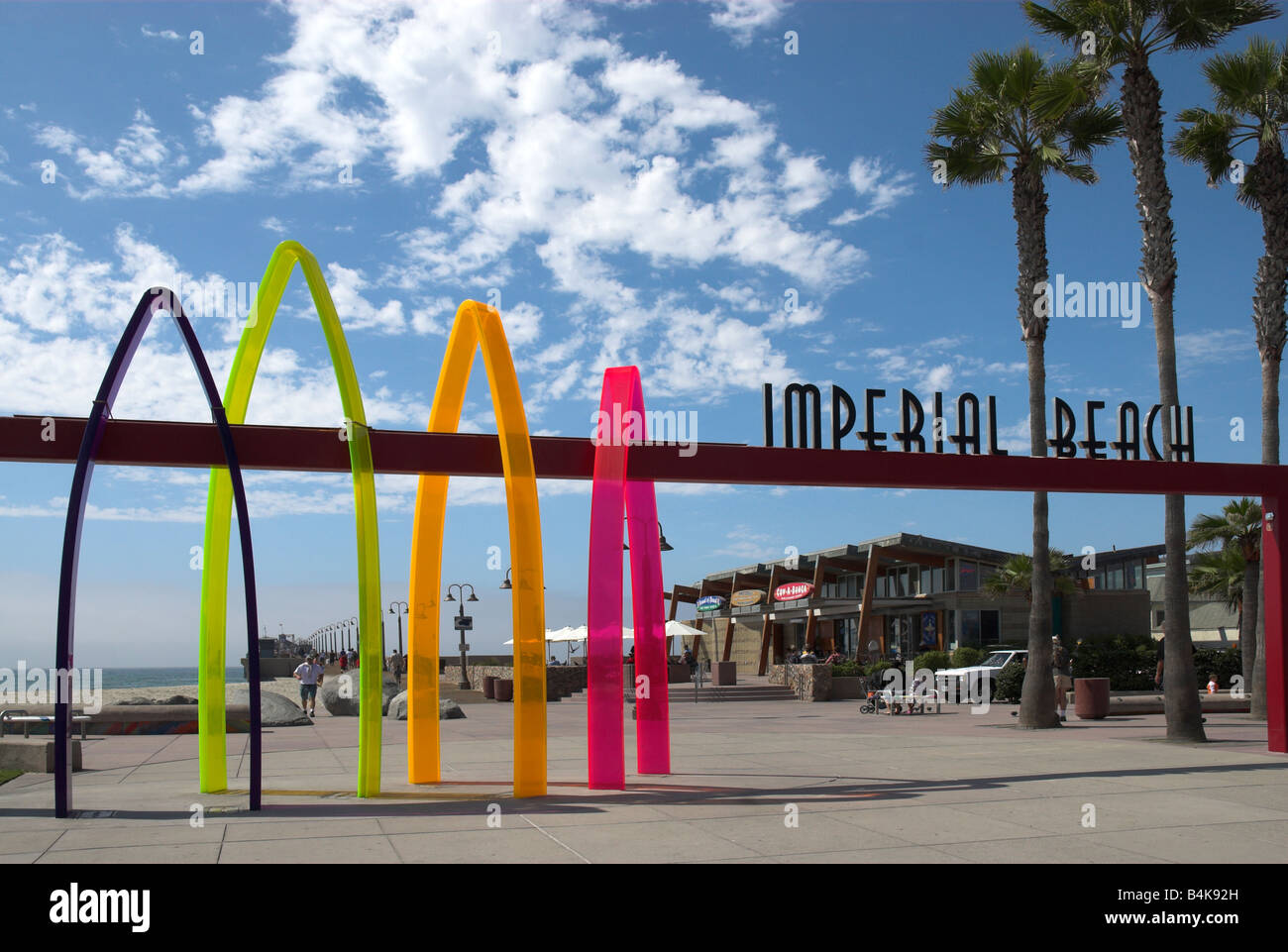Una foto di grandi tavole da surf che il telaio l ingresso del Imperial Beach Municipal Pier, Imperial Beach, California, Stati Uniti d'America Foto Stock