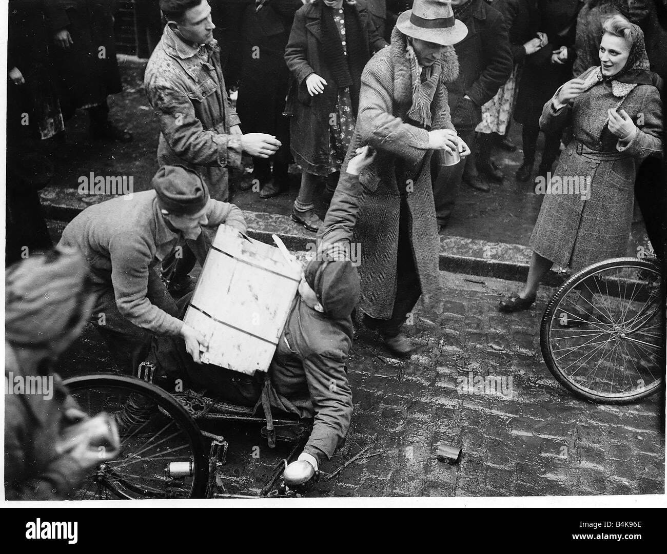 WW2 aprile 1945 lavoratori slave combattimenti oltre saccheggiato cibo al di fuori del magazzino di farina in Lemgo GERMANIA dopo la sua cattura da parte U S esercito 9 Foto Stock