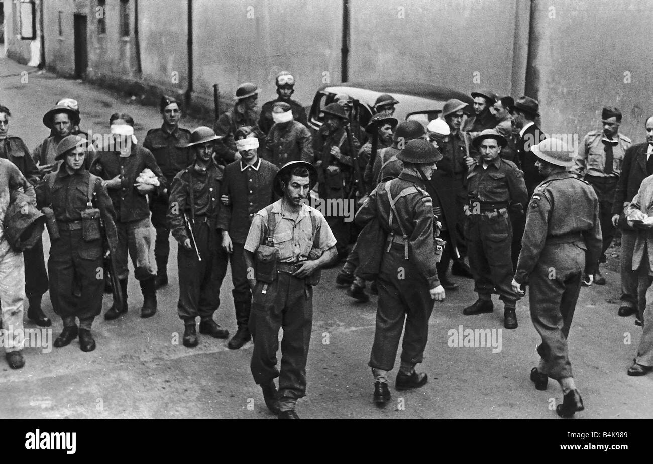 WW2 prigionieri di guerra tedeschi sono bendati e condotti attraverso le strade dopo commandos restituito da raid su Dieppe Foto Stock