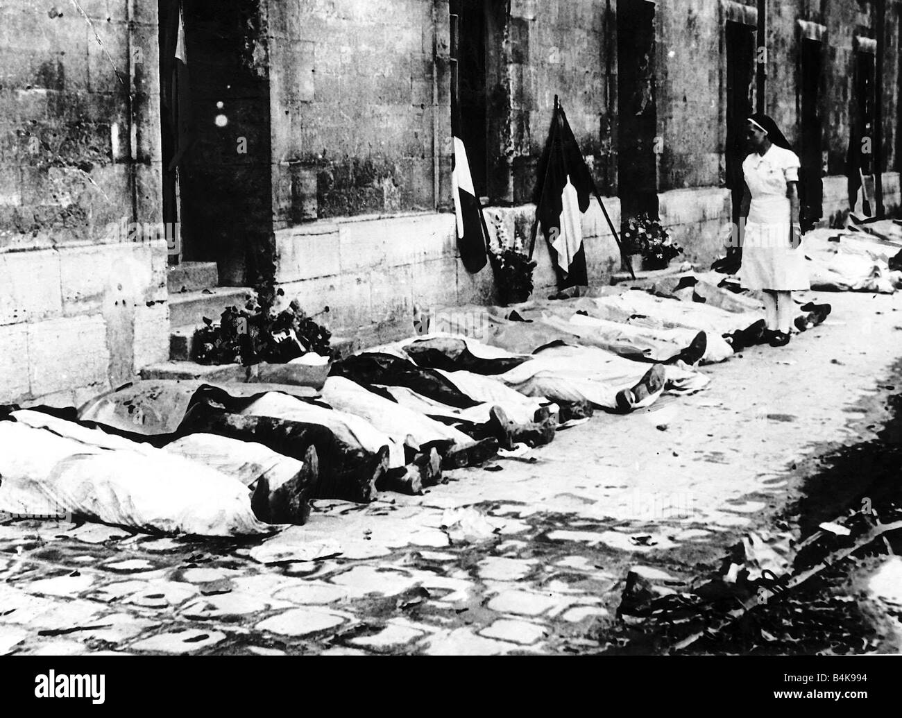 WW2 macellati patrioti francesi attendono il loro bare membri della macchia mediterranea questi morti erano prigionieri dei nazisti nel castello Foto Stock