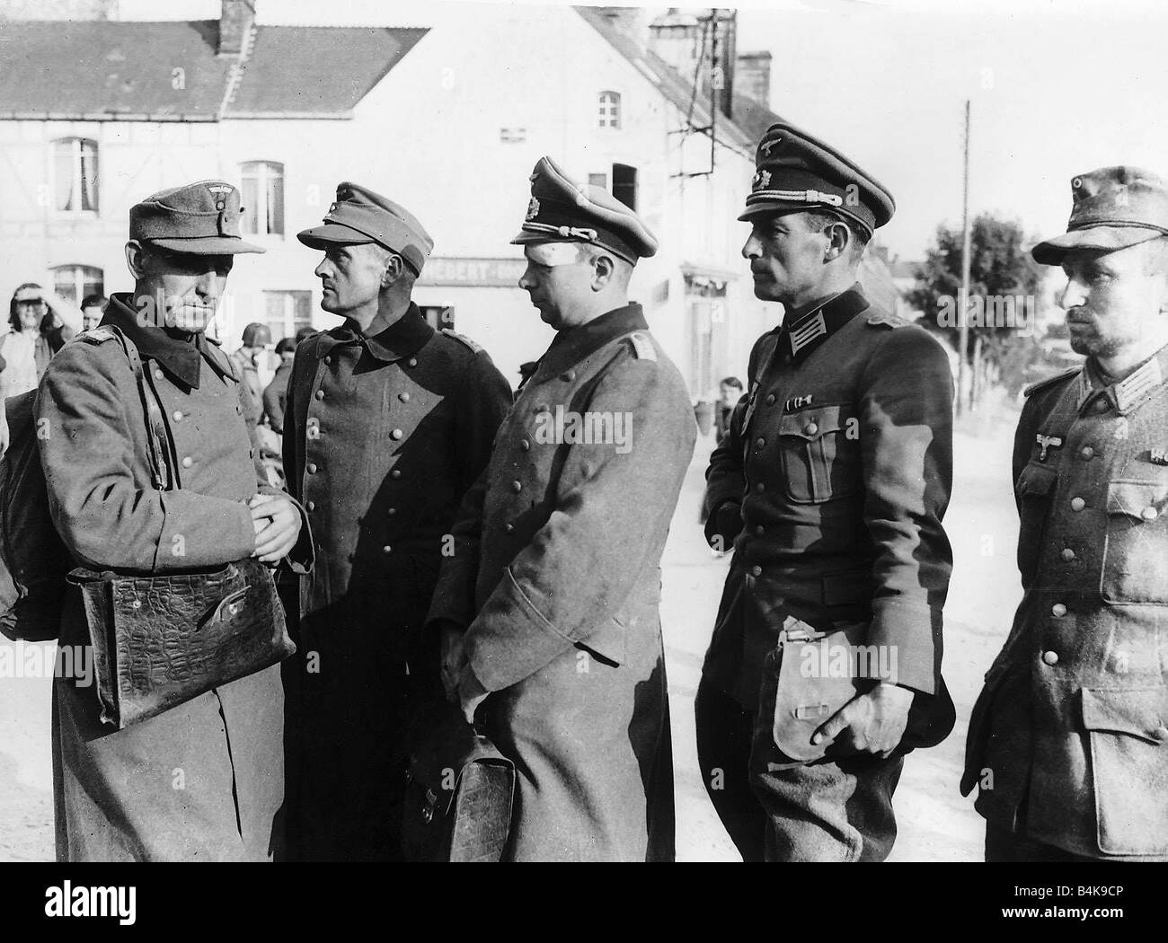 WW2 Francia Cherbourg prigionieri tedeschi 1944 ufficiali tedeschi catturati dagli americani vicino a Cherbourg Foto Stock
