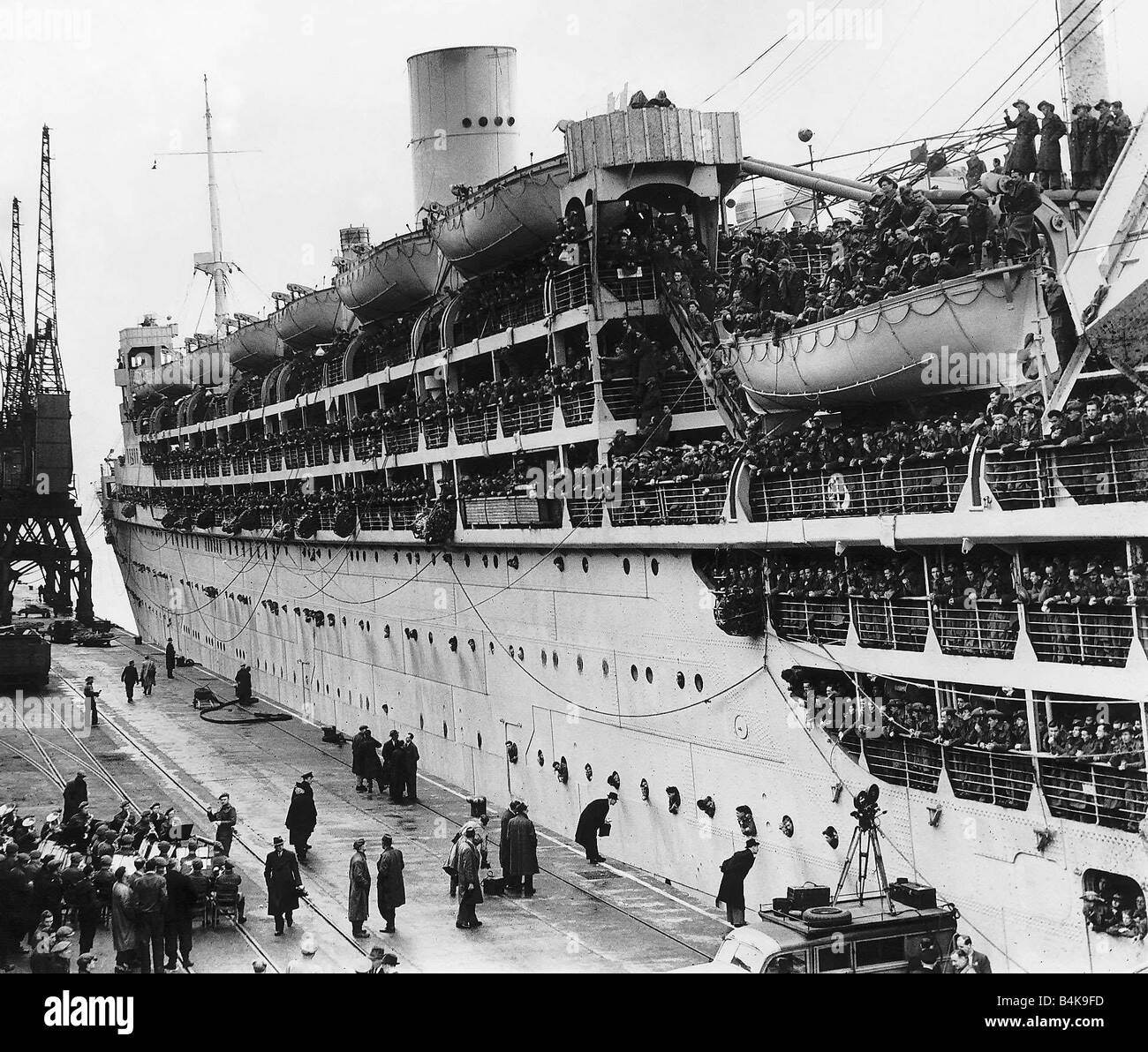 WW2 truppe provenienti home dalla Birmania sulla Strathmore essendo accolti da un immensa folla festante e una banda militare Foto Stock WW2 truppe provenienti home dalla Birmania sulla Strathmore essendo accolti da un immensa folla festante e una banda militare Foto Stock
