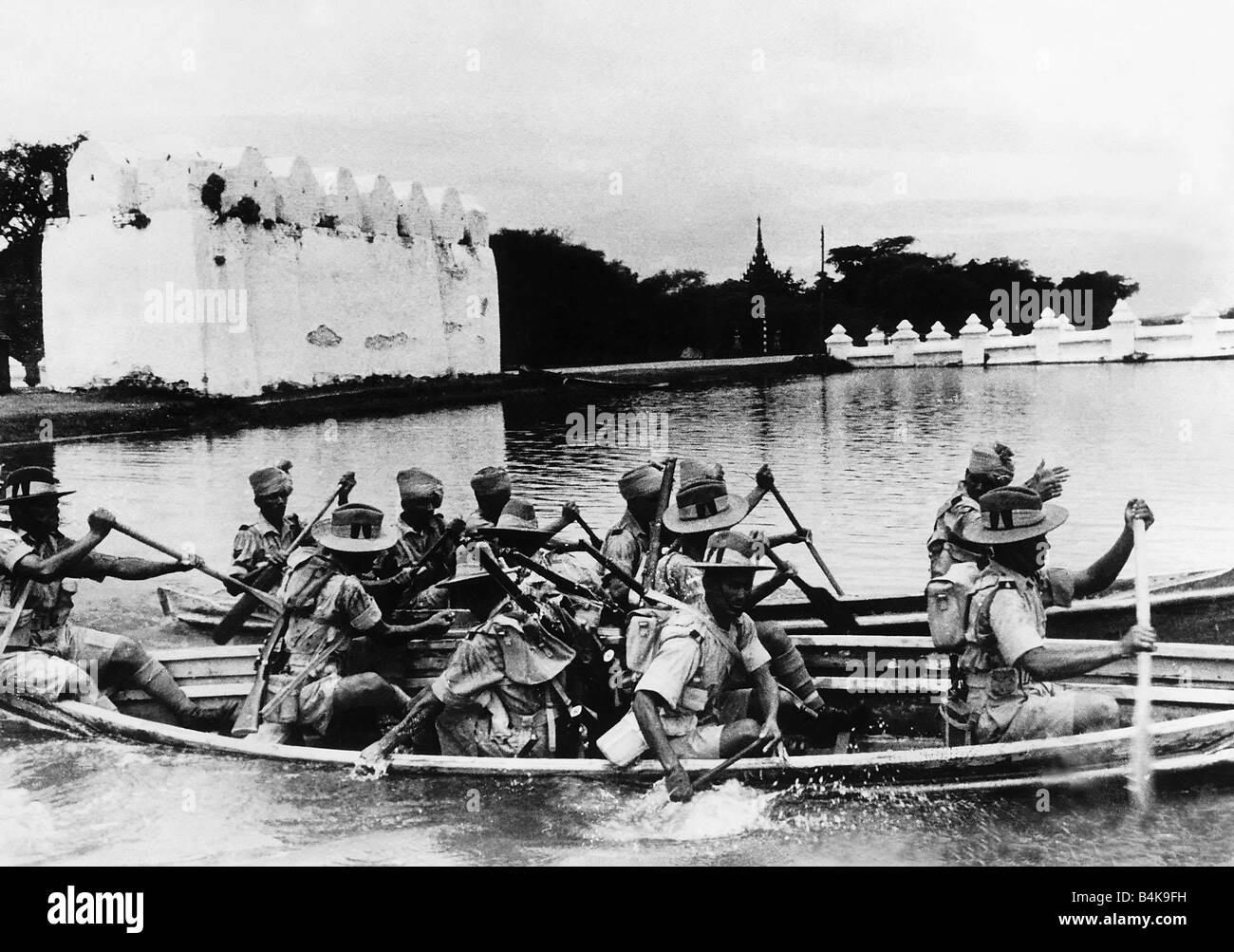 WW2 truppe indiane formazione per attraversamento di fiume sul fossato del famoso Mandalays old fort Foto Stock
