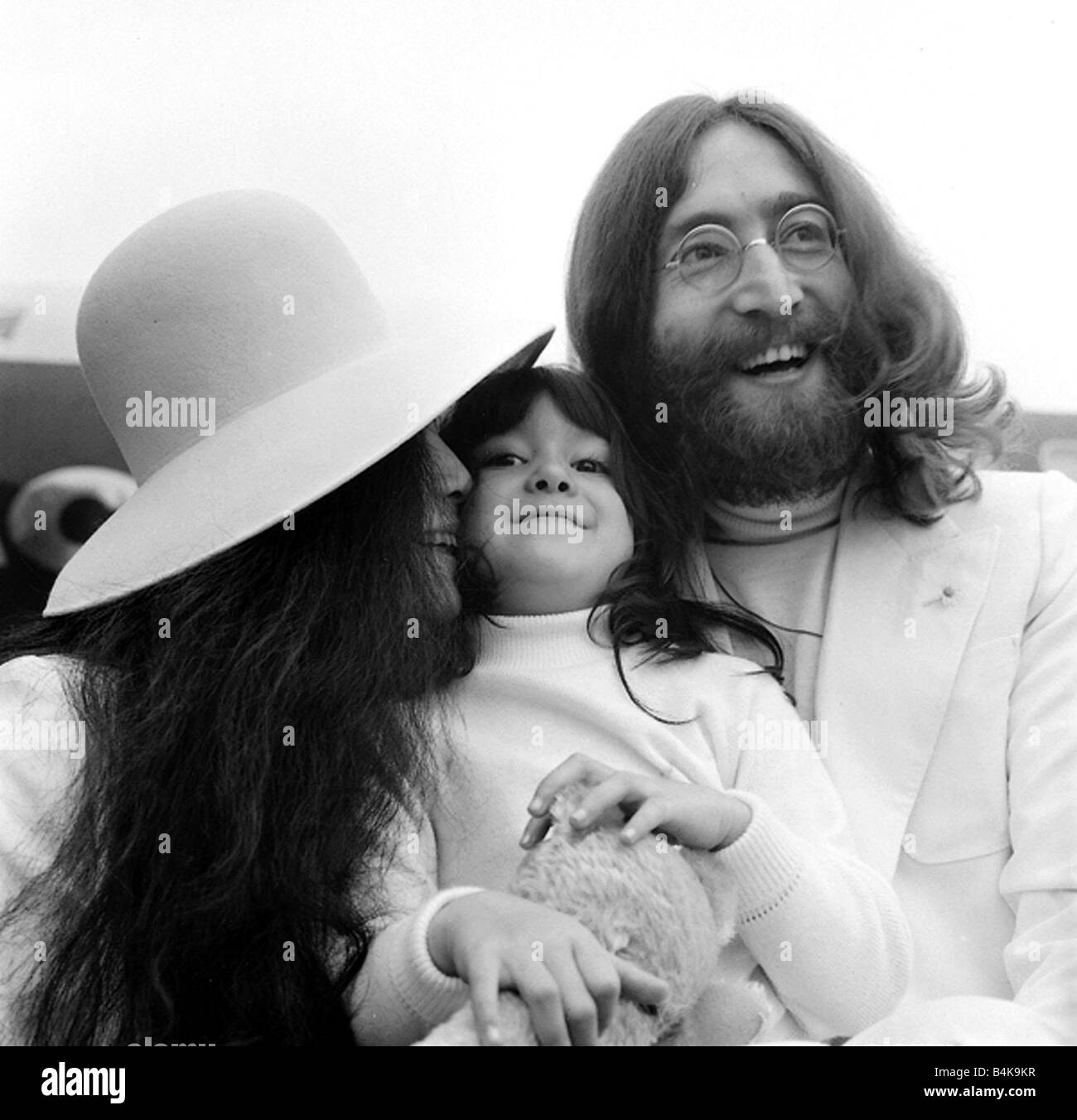 John Lennon Yoko con la figlia Kyoko all'aeroporto di Londra felice