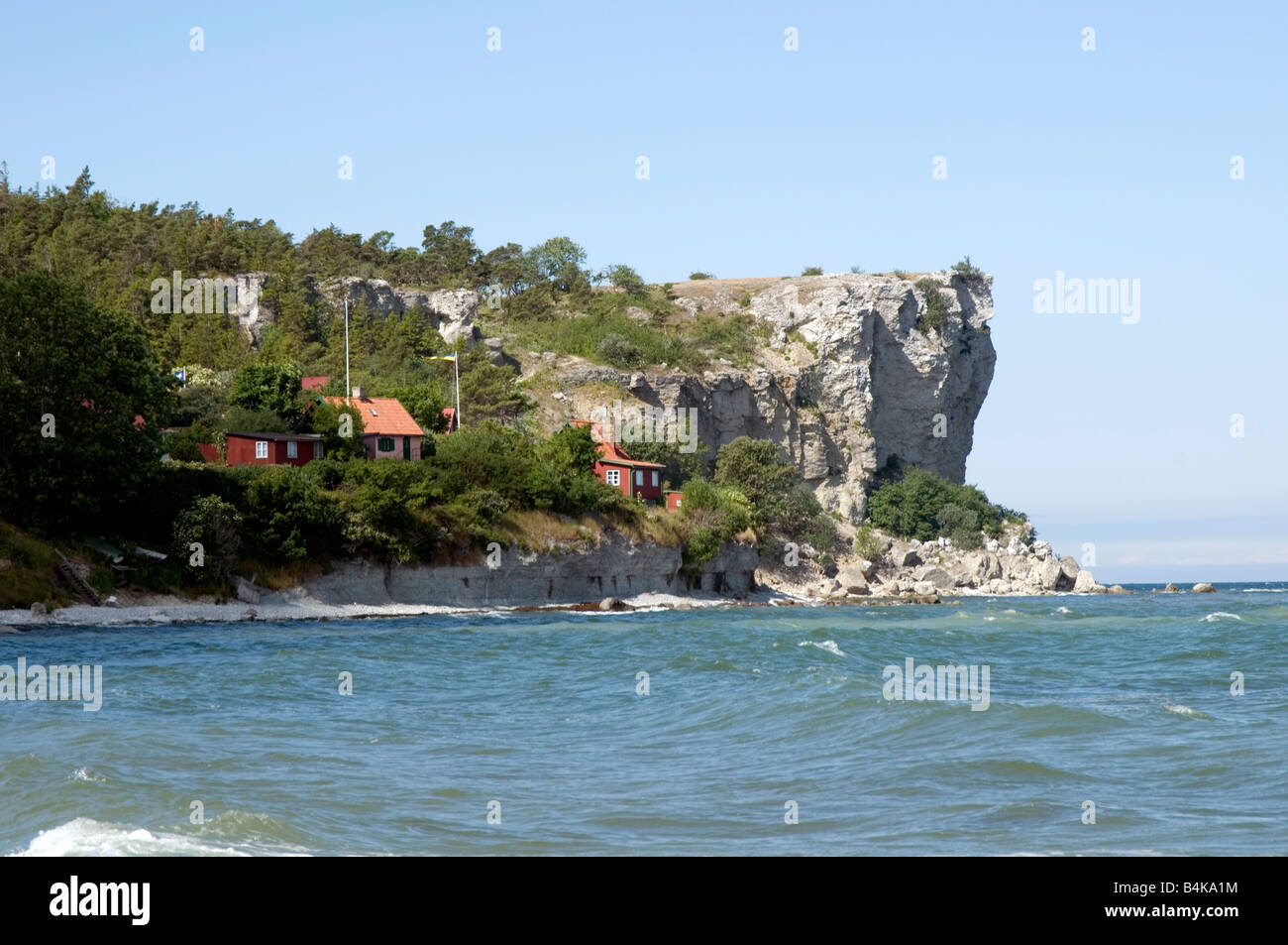 Gotland Svezia isola svedese nel mar Baltico casa vacanza cliff beach blu cielo estate estate edifici rosso holiday cottag Foto Stock
